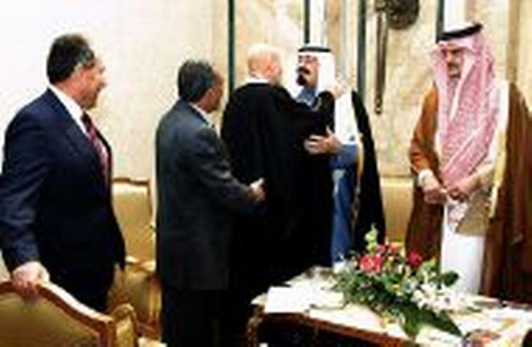 Tidligere fjender omfavnede hinanden på det arabiske topmøde: Iraks delegationsleder Izzat Ibrahim og den saudiarabiske kronprins Abdullah. - Foto: AP 