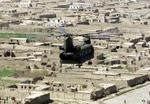En Chinook-helikopter flyver over det ødelagte Nasrin. - Foto: AP 