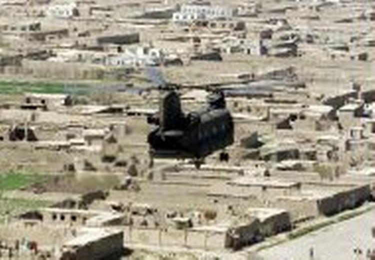En Chinook-helikopter flyver over det ødelagte Nasrin. - Foto: AP 