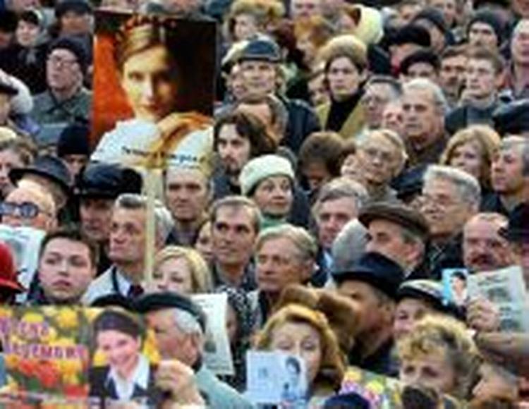 Tilhængere demonstrerer til fordel for præsident Kutjmas udfordrer, vicepræsident Julia Tymosjenko. - Foto: AP 