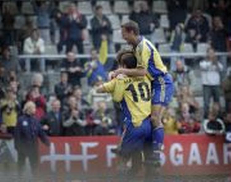 Brøndbyjubel efter målet, der faldt på en indøvet detalje efter hjørnespark. - Foto: Morten Langkilde 
