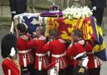 Dronningemoderens kiste bæres ind i Westminster Hall. - Foto: AP 