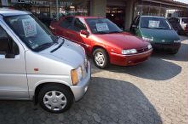 Ét har de til fælles, disse tre biler, nemlig prisskiltet på 99.900 kr.: Suzuki Wagon R (den praktiske), Citroën Xantia Activa 2,0 Turbo (den eksotiske) og Fiat Punto (den næsten nye). Foto: Jens Dresling 
