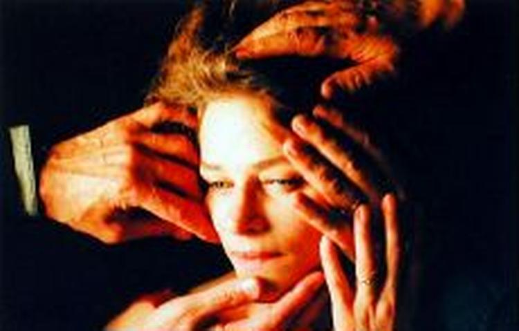 Charlotte Rampling er strålende i rollen som Marie, der ikke vil tro på, at hendes mand er væk. - Foto fra filmen. 