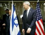 Premierminister Ariel Sharon på vej for at hilse på sin amerikanske gæst, udenrigsminister Colin Powell. - Foto: AP 