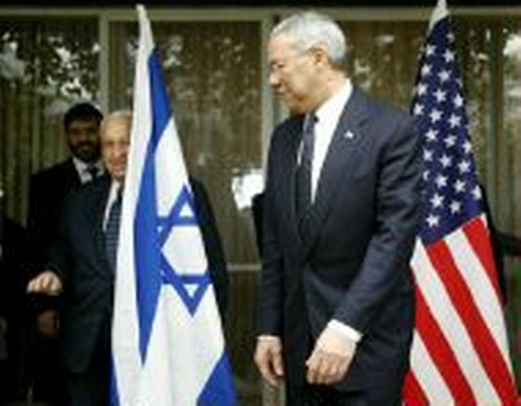 Premierminister Ariel Sharon på vej for at hilse på sin amerikanske gæst, udenrigsminister Colin Powell. - Foto: AP 