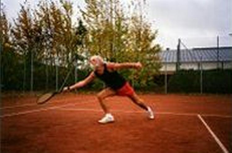 Svend Åge Madsen på tennisbanen. Foto: Manuel Claro 