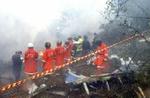 Redningsfolk ved det nedstyrtede fly. - Foto: AP 