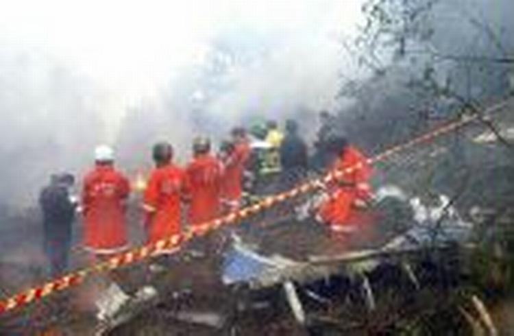 Redningsfolk ved det nedstyrtede fly. - Foto: AP 