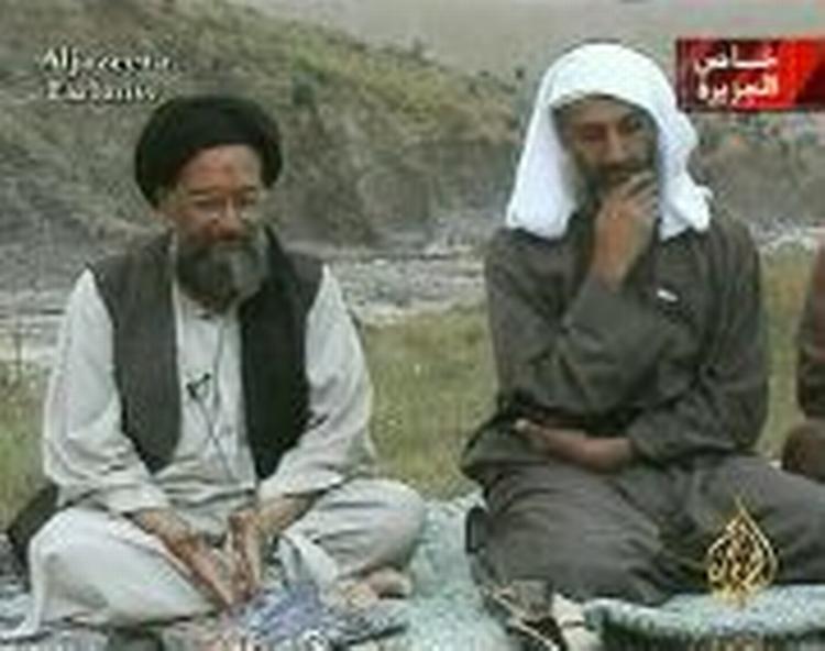 Bin Laden ses på videoen lyttende til sin højre hånds al-Zawahiri. - Foto: AP 