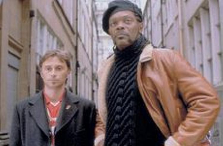 Amerikanske Samuel L. Jacksons monumentalt sympatiske ro møder Liverpool-skidesprælleren Robert Carlyles hidsige charme. - Foto fra filmen. 