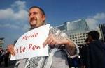 'Lort til Le Pen', lyder det ligefremme budskab fra denne demonstrant ved EU-parlamentet i Bruxelles onsdag. - Foto: AP 