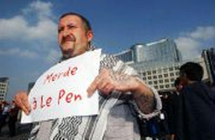 'Lort til Le Pen', lyder det ligefremme budskab fra denne demonstrant ved EU-parlamentet i Bruxelles onsdag. - Foto: AP 