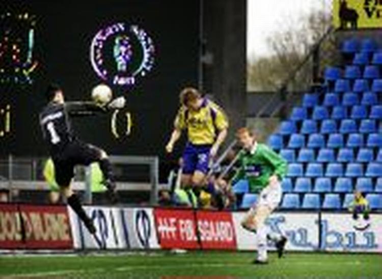 Brøndbys Matthias Jonsson var her, der og alle vegne mod AB. Her scorer han til 2-0. - Foto: Thomas Boberg 