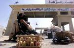 En beduinkvinde sælger ferskner på den egyptiske side af Rafah-grænseovergangen mod Israel. - Foto: AP 