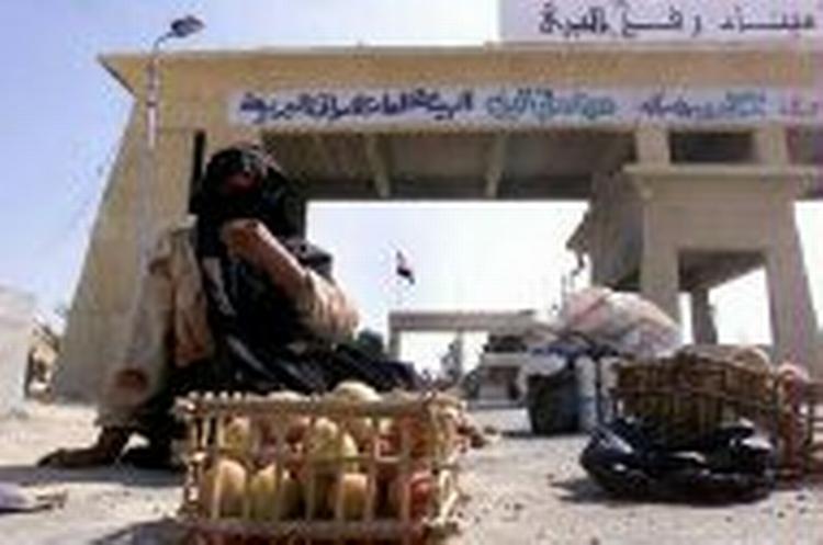 En beduinkvinde sælger ferskner på den egyptiske side af Rafah-grænseovergangen mod Israel. - Foto: AP 
