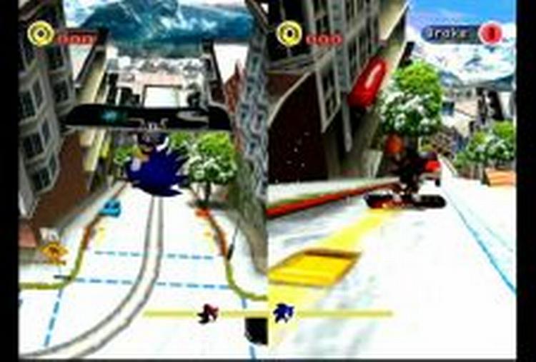 I  Sonic Adventure 2' giver multiplayerdelen spillet ekstra levetid, men eftersom spilvarianterne er de samme om hovedspillet, bliver samme grelle problemer overført. 