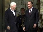 Socialisten Lionel Jospin indgav i dag formelt sin afskedsbegæring som premierminister til præsident Chirac, der kort efter udnævnte hans afløser. - Foto: AP 