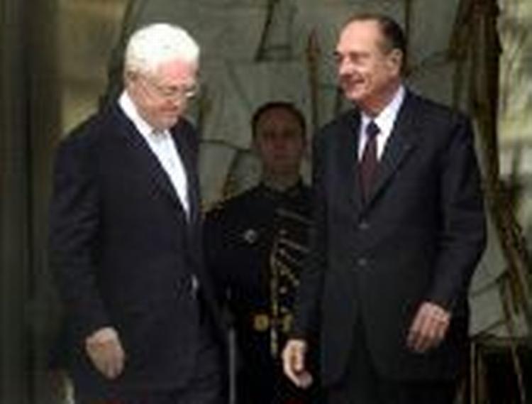 Socialisten Lionel Jospin indgav i dag formelt sin afskedsbegæring som premierminister til præsident Chirac, der kort efter udnævnte hans afløser. - Foto: AP 