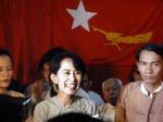 Den burmesiske, pro-demokratiske oppositionsleders Aung San Suu Kyi på pressemødet efter frigivelsen.- Foto: AP 