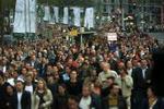 Op mod 20.000 tusind deltog i aftes i en tavs demonstration i Rotterdam. - Foto: Mads Winther 