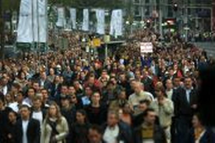 Op mod 20.000 tusind deltog i aftes i en tavs demonstration i Rotterdam. - Foto: Mads Winther 