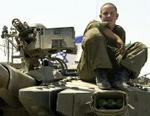 En israelsk soldat sidder på en kampvogn uden for Betlehem. Kampvognen er på vej til at blive sat om bord på en lastbil og kørt væk fra området. - Foto: AP 
