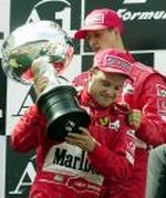 Schumacher overlod pokalen til Barrichello. - Foto: AP 