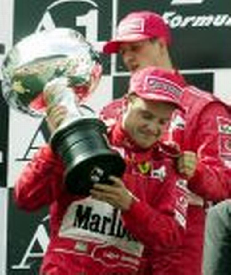 Schumacher overlod pokalen til Barrichello. - Foto: AP 