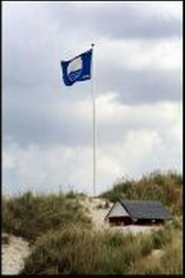 Det blå flag på stranden i Nr. Vorupør for to år siden. De kan hejse det igen i år. - Arkivfoto: Thomas Borberg 