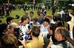 Michael Laudrup omringet af pressen i træningslejren i Japan. - Foto: Finn Frandsen 