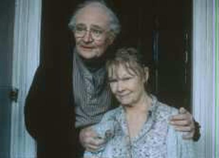 Judi Dench og Jim Broadbent er uforglemmelige som Iris Murdoch og John Bayley. - Foto: Clive Coote. 