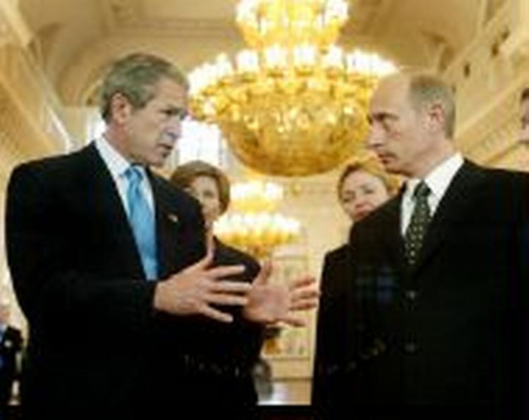 Der er tilsyneladende næsten ingen grænser for, hvor gode venner præsidenterne Bush og Putin er blevet. - Foto: AP 