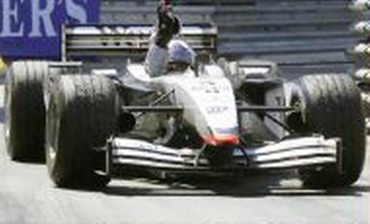 David Coulthard fejrer førstepladsen i Monaco Grand Prix'et i sin McLaren Mercedes. - Foto: AP 