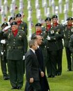 Præsidenterne Bush og Chirac på den amerikanske kirkegård ved den franske by Colleville-sur-Me. - Foto: AP 