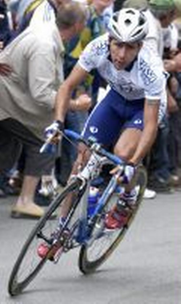 Francesco Casagrande på Giro'ens syvende etape. Nu er det slut. - Arkivfoto: AP 