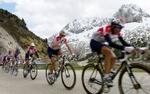 Giro-rytterne er nået ind i Dolomitterne. CSC Tiscalis Tyler Hamilton hænger stadig på i toppen. Foto: AP 