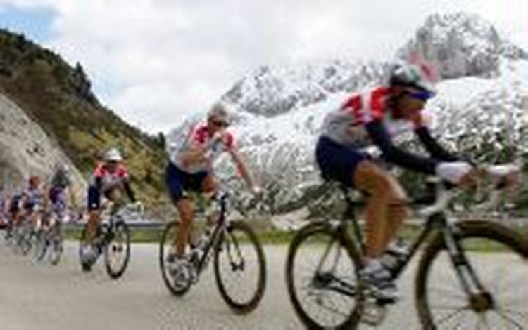 Giro-rytterne er nået ind i Dolomitterne. CSC Tiscalis Tyler Hamilton hænger stadig på i toppen. Foto: AP 