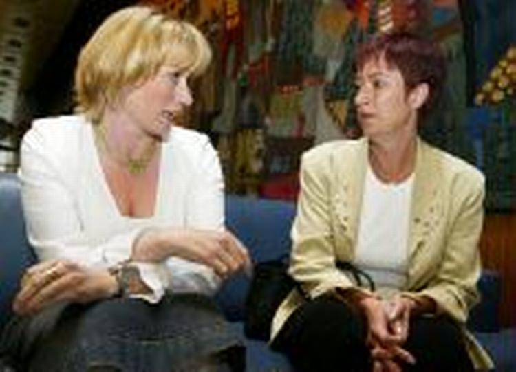 Sveriges integrationsminister Mona Sahlin og Danmarks socialminister Henriette Kjær fik sikkert en snak om ordkrigen mellem deres to lande. - Foto: AP 