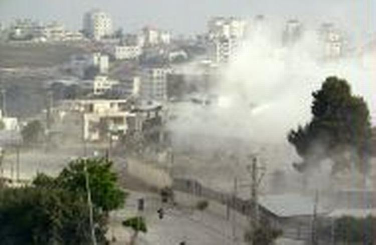Israelske tanks forlader Arafats hovedkvarter i Ramallah. - Foto: AP 