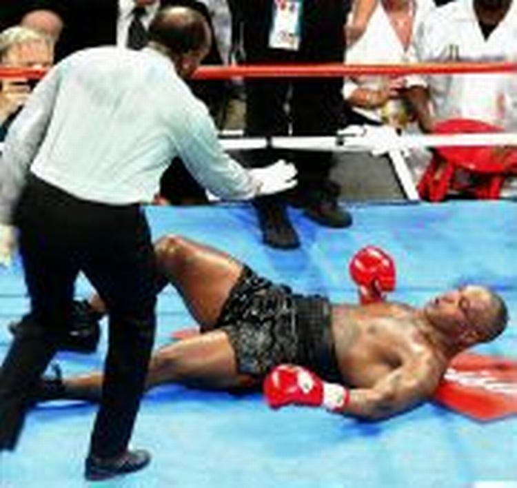 Tyson efter det sidste møde med Lewis' venstre hook. - Foto: AP 