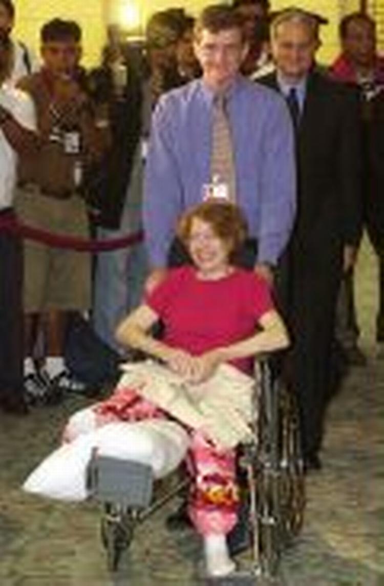 Gracia Burnham trilles ud til sit fly af en ansat fra den amerikanske ambassade i Manila. - Foto: AP 