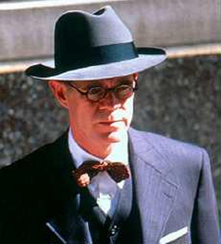 I klemme. William H. Macy som kontoristen Laurence Newman, hvis liv ændrer sig dramatisk, da han får briller. - Foto: Paramount Classics/Gloria Film 