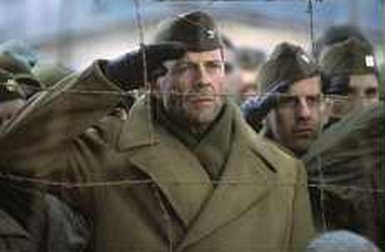 Bag pigtråd. Bruce Willis som fangernes leder Bill McNamara. - Foto fra filmen 