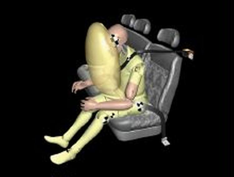 En ny type airbag, der er indbygget i bagsædets sikkerhedssele, sendes på markedet næste år af Renault. 