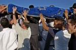 Pårørende begraver et af ofrene for selvmordsbomben i Jerusalem, som kostede 19 israelere livet. - Foto: AP 