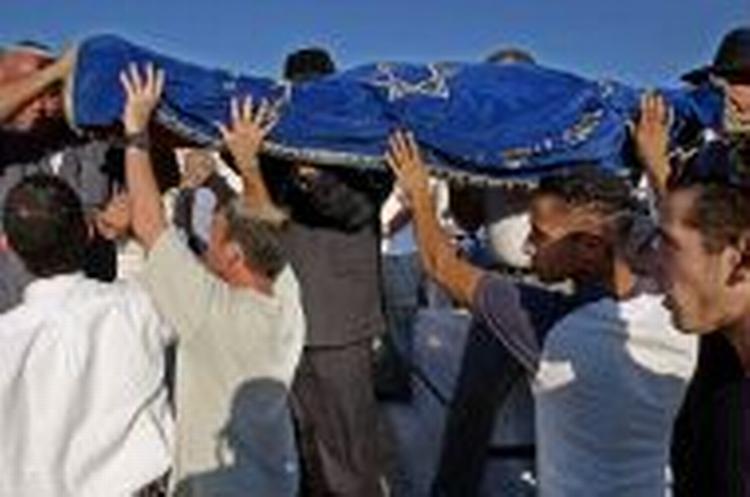 Pårørende begraver et af ofrene for selvmordsbomben i Jerusalem, som kostede 19 israelere livet. - Foto: AP 