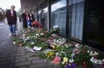 Blomster foran Nordea-filialen i Ålsgårde-centeret. - Foto: Jens Dresling 
