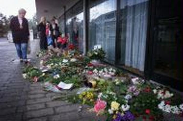 Blomster foran Nordea-filialen i Ålsgårde-centeret. - Foto: Jens Dresling 