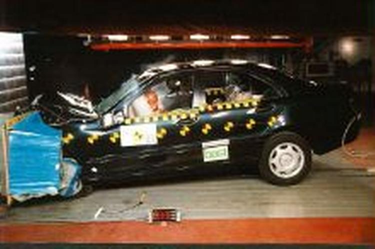 Nyeste model af Mercedes C-klasse får højeste karakter i en ny crashtest. Bilen er dog ikke mere sikker i et sammenstød end modellen fra sidste år - den har bare fået en ekstra advarselslampe. 
